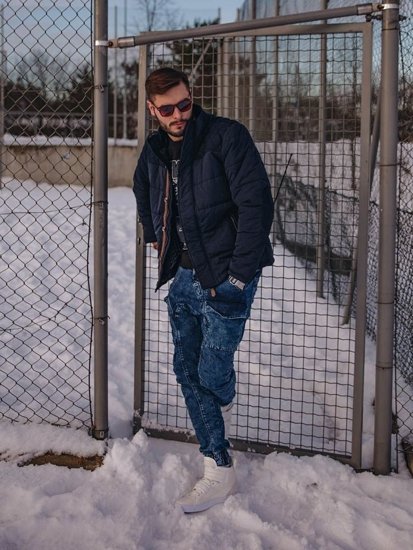 Stylizace č. 123 - zimní bunda, tričko s dlouhým rukávem a potiskem, džíny, obuv